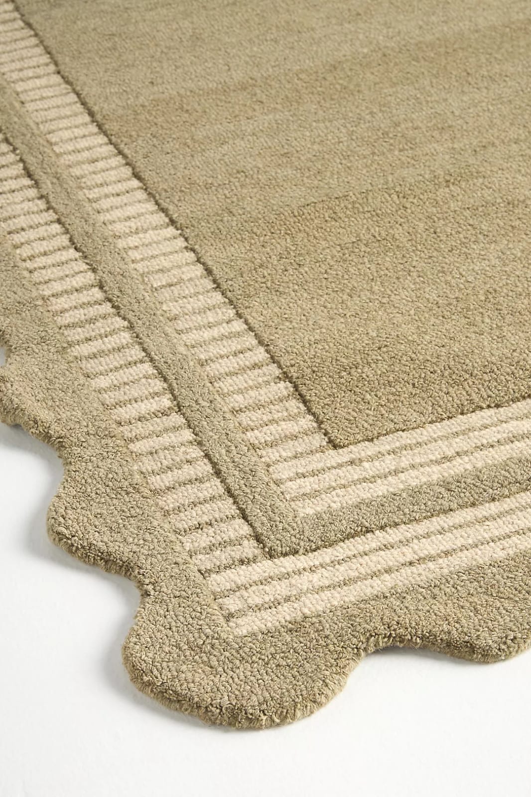 Hand Tufted Neutral Wool Rug, Scalloped Border Framed Area Rug, Beige & Ivory Handmade Carpet for Living Room Bedroom Nursery