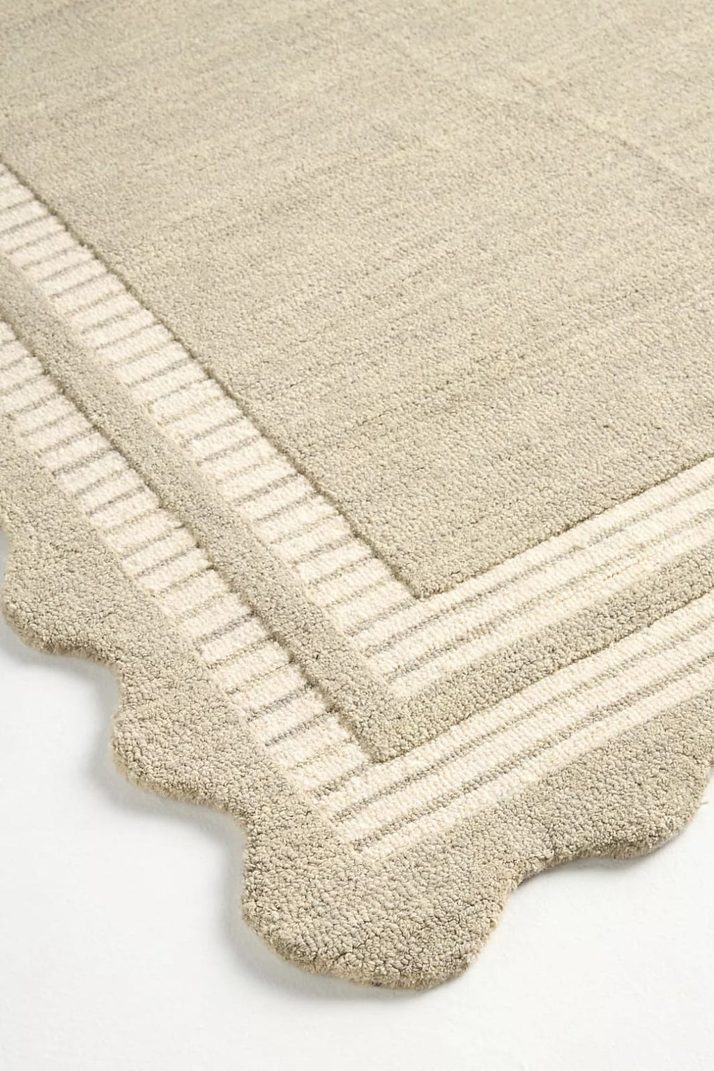Hand Tufted Neutral Wool Rug, Scalloped Border Framed Area Rug, Beige & Ivory Handmade Carpet for Living Room Bedroom Nursery