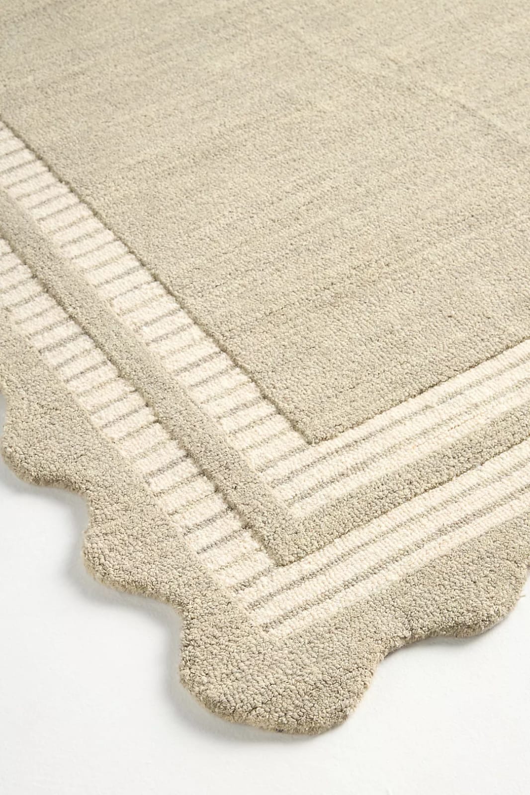 Hand Tufted Neutral Wool Rug, Scalloped Border Framed Area Rug, Beige & Ivory Handmade Carpet for Living Room Bedroom Nursery